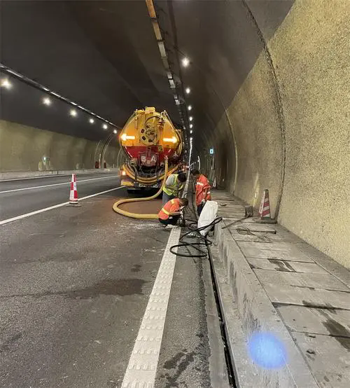 旌阳隧道排水渠清淤